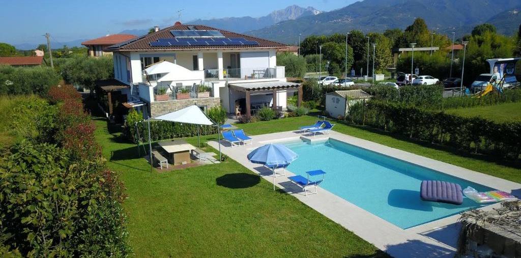 La piscina e il giardino del B&B Il Toscanello