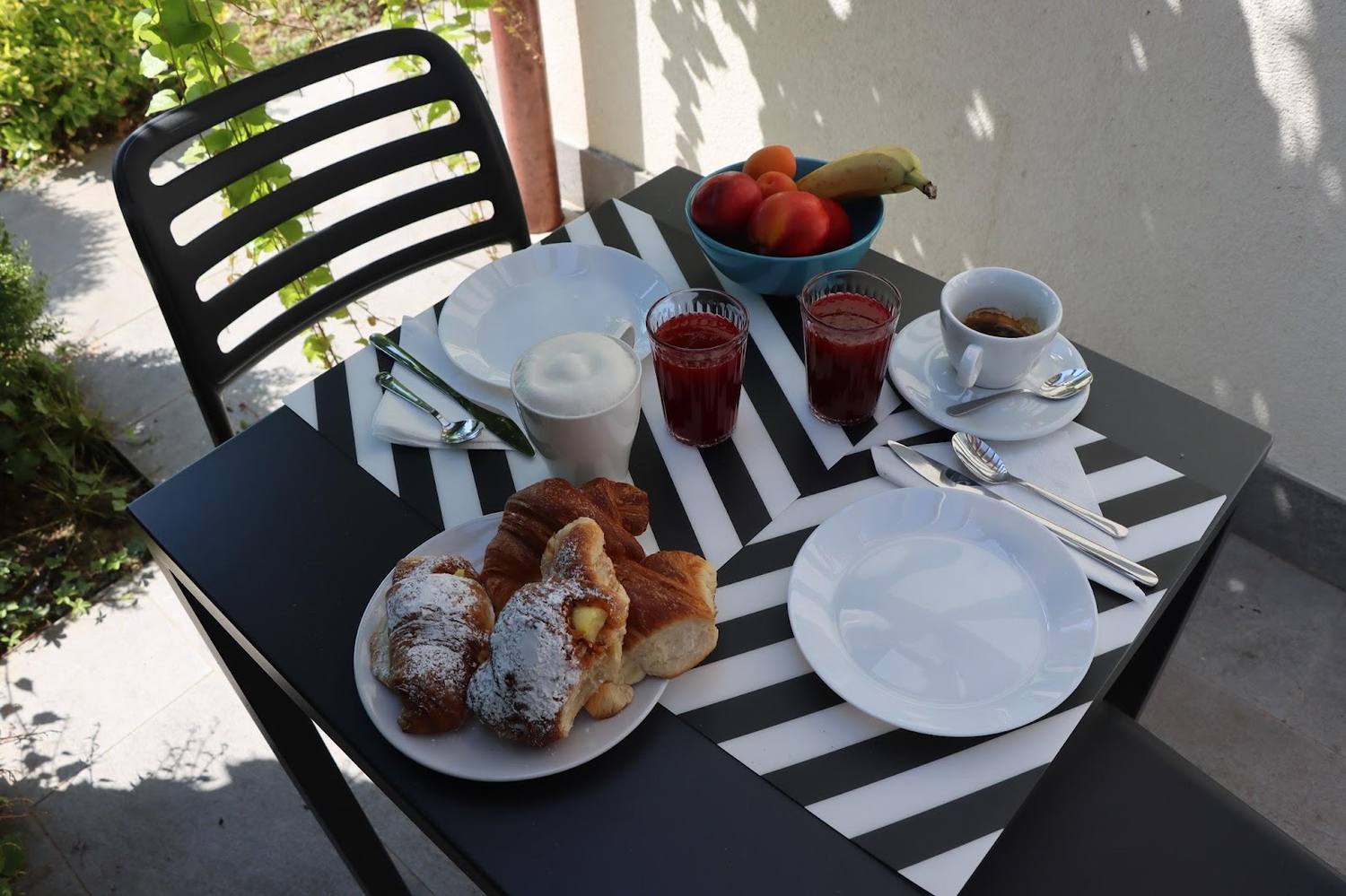 Colazione servita a bordo piscina
