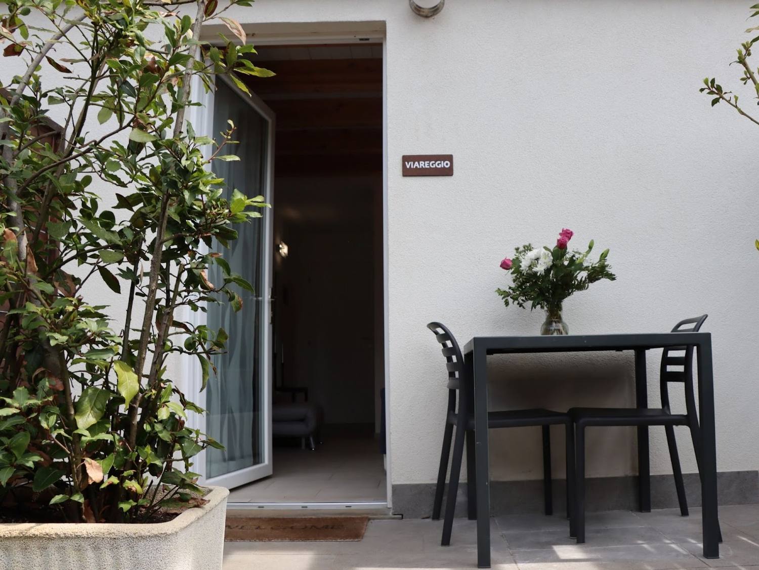 Tavolo esterno sotto il portico