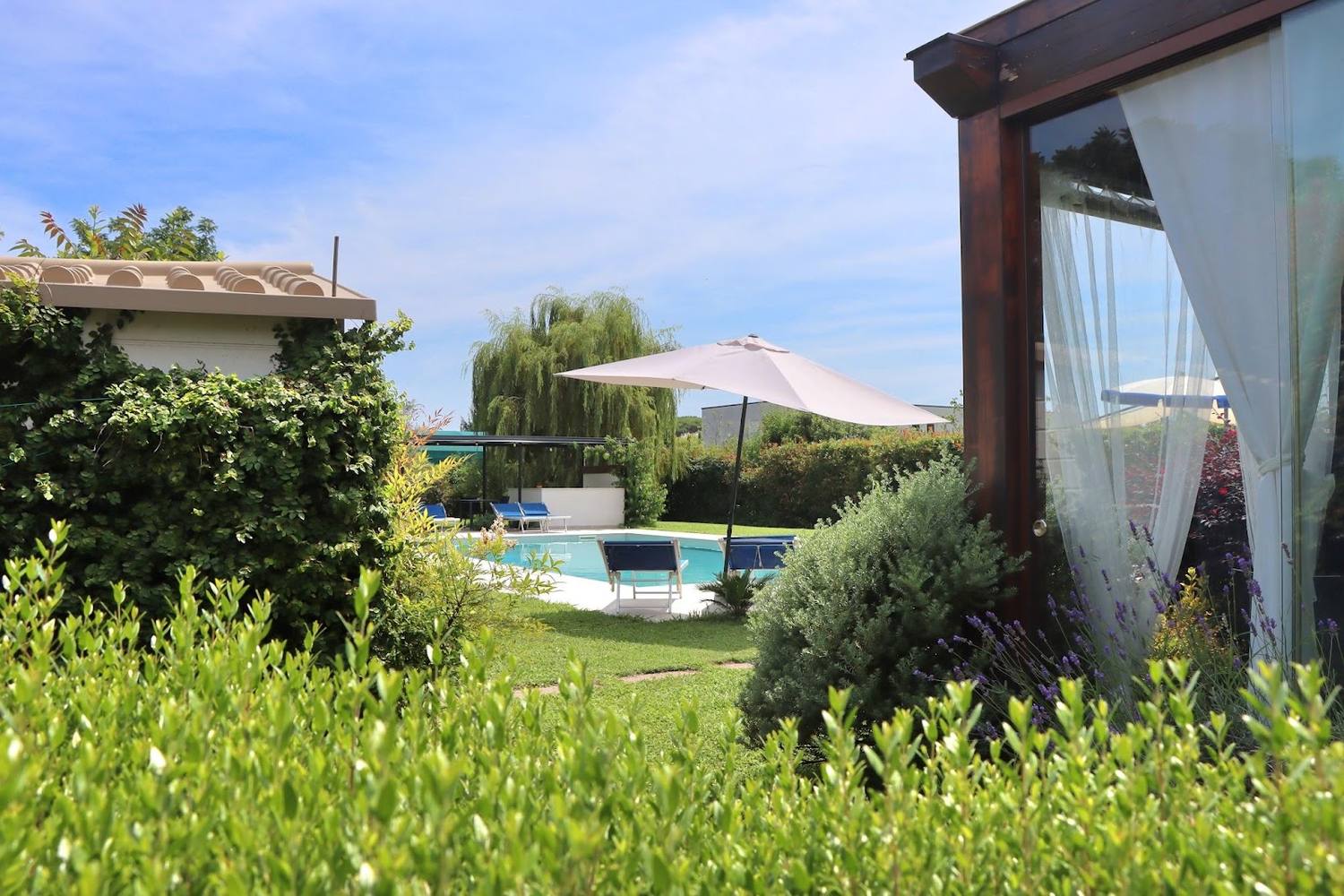 Il giardino e la piscina visti dalla struttura